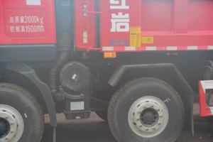 Truk sampah SAIC Hongyan 8X4 5.6m, merah, kendaraan teknik kualitas tinggi, truk HOWO, transmisi otomatis, weiyai - Product Image 4