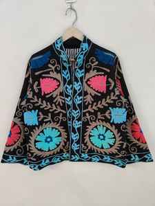 Chaqueta Suzani Negra de Algodón con Bordado Floral Colorido, Abrigo Boho, Chaqueta Bordada Suzani Hecha a Mano, Abrigo Floral Boho Negro - Product Image 2