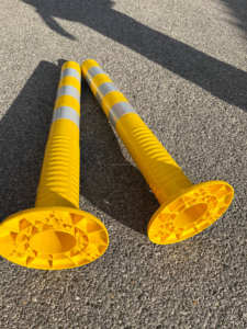 عمود تحذير مرن للمرور من البلاستيك عالي الكثافة بلون برتقالي وأصفر عاكس للضوء بطول 75 سم ووزن 530 جرام - Product Image 3