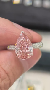 แหวนเพชรรูปหยดน้ำสีชมพู 2 กะรัตสำหรับผู้หญิง ทองคำขาว 14K ประดับเพชรแบบพาเว่ ได้รับการรับรองจาก IGI - Product Image 4