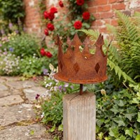 Adorno de valla para jardín y patio exterior, estilo campestre, con diseño hueco de corona de hierro oxidado vintage, de fábrica directa y para exportación.