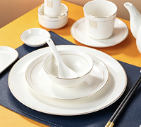 Vaisselle en céramique en gros, service de vaisselle de luxe en porcelaine fine blanche avec bord doré pour restaurant
