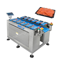 Peseuse combinée semi-automatique à convoyeur pour le pesage et le contrôle des portions de morceaux de poitrine de poulet cru