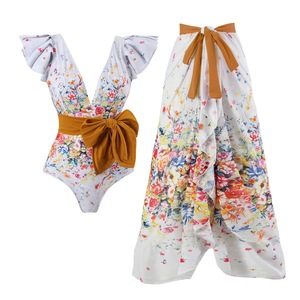 Set di costumi da bagno in 2 pezzi: costume intero con scollo a V e volant + pantaloni larghi coordinati con stampa floreale, completo outfit da spiaggia - Product Image 4