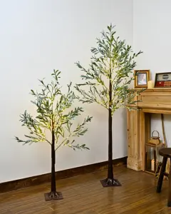 Dekorasi pohon Natal, lampu taman pohon palem berlampu halaman belakang luar ruangan dengan daun zaitun