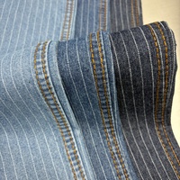 Tissu en denim jacquard à rayures verticales avec motif texturé pour jeans, vestes et vêtements de mode