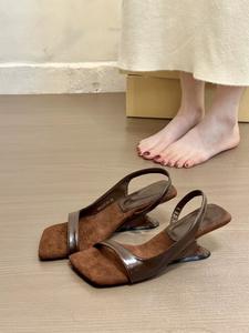 Sandalias de tacón de cuña con tiras y estampado de leopardo retro para mujer, con un estilo europeo elegante, ideales para combinar con vestidos. - Product Image 4