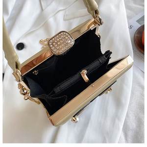 Sac à main modèle 2026 en matériau PU. La doublure est en polyester et est décorée d'une chaîne.282 - Product Image 2