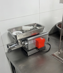 Pequeña picadora de carne de escritorio eléctrica comercial de acero inoxidable de alta potencia para carne congelada relleno de salchichas relleno de carne - Product Image 2