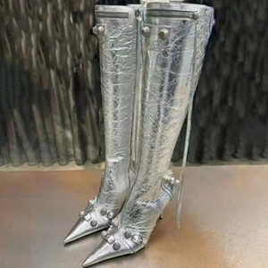 Bottes pour femmes grandes tailles, style britannique, à talon aiguille pointu, avec boucle métallique et pompons, à tige haute - Product Image 1