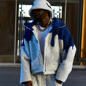 Completo Sportivo Personalizzato in Due Pezzi, Giacca Corta Goffrata e Pantaloni, Set Streetwear con Felpa e Pantaloni a Zampa per Uomo - Product Image 2