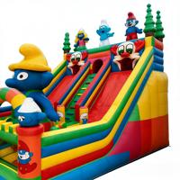Structure gonflable à thème avec double toboggan, aire de jeux d'aventure pour enfants, village bleu, château gonflable multicolore pour fêtes et usage commercial