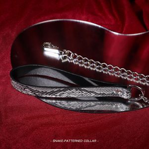 Collar con Patrón de Serpiente en Cuero Rojo y Negro, Accesorio de Bondage SM para Adultos - Product Image 3