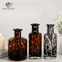 Bougies en verre à imprimé léopard pour une ambiance romantique à la table