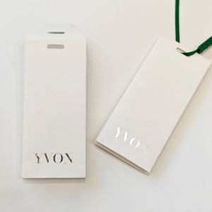 Étiquettes suspendues personnalisables avec logo imprimé, étiquettes de vêtements de luxe en papier recyclé avec marquage à chaud, pochettes à bouton pour chaussures - Product Image 3