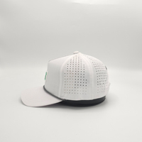 Casquette de baseball OEM personnalisée en polyester imperméable à séchage rapide, avec logo en caoutchouc, 5 panneaux, perforations découpées au laser et trous percés