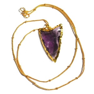 สร้อยคอหัวลูกศรประดับด้วยอัญมณีแก้วสีม่วงแบบสัมผัสได้จริง งานศิลปะพื้นบ้าน ลายเกล็ดหินแบบสุ่ม พร้อมสายโซ่สีทอง - Product Image 1