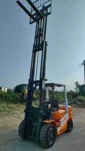 Chariots élévateurs diesel d'origine TCM utilisés mât à deux étages 4WD avec emballage de palettes pour les restaurants de détail et les industries de l'imprimerie - Product Image 3