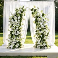 Arche florale de style tendance en verdure pour toile de fond de mariage, demande en mariage, décorations de mariage, arrangement floral blanc pour fête