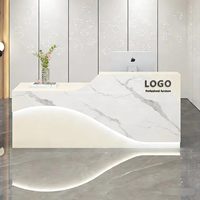 Bureau d'accueil en bois et marbre, design moderne et luxueux, style minimaliste, bande LED personnalisable aux lignes gracieuses