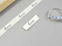 Étiquettes de vêtements en tissu personnalisées OEM ODM 40 pièces, design sur mesure avec votre texte ou logo, étiquettes naturelles et bio pour t-shirts et vêtements.