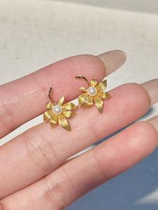 ชุดเครื่องประดับ UM Jewelry เงินแท้ 925 ประดับมุกธรรมชาติ ลายใบไม้เคลือบทอง พร้อมต่างหูและจี้ สำหรับทุกเพศ เหมาะเป็นของขวัญในชีวิตประจำวัน - Product Image 4