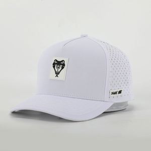 Casquette de baseball personnalisée en polyester blanc 5 panneaux pour homme, avec logo en caoutchouc, imperméable, perforations découpées au laser, style Dad Hat, vente en gros - Product Image 1
