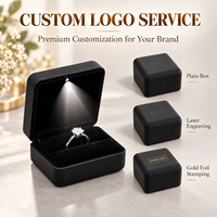 Boîte à bijoux de luxe moderne en cuir PU avec logo personnalisé, faite à la main, doublure en velours LED, design carré, étui de rangement pour bijoux
