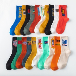 <span class=keywords><strong>Chaussettes</strong></span> en coton montantes mi-mollet de marque à la mode pour hommes femmes <span class=keywords><strong>chaussettes</strong></span> longues pour le printemps automne sports d'hiver basket-ball Ins Style - Product Image 1