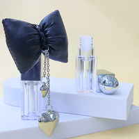 Tube de brillant à lèvres transparent avec un grand applicateur en forme de fleur, 8 ml, en plastique rond, vide, avec porte-clés