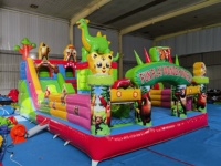 Castillo Inflable de Gran Capacidad con Dibujos Animados, Múltiples Toboganes, Pared de Escalada, Potente Soplador, Material de PVC, Fácil de Instalar para Niños