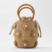 Соломенная сумка-корзина с искусственными жемчужинами и алмазами