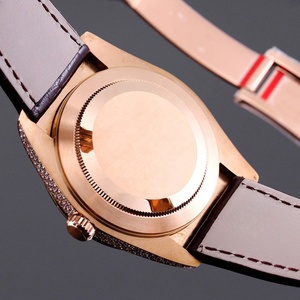 Reloj Automático de Hombre con Caja de Oro Rosa Completamente Incrustada en Diamantes, Esfera con Indicador de Fecha, Correa de Cuero Genuino Marrón - Product Image 5