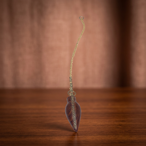 Pendule de radiesthésie sculpté en bois brun avec pierres précieuses et chaîne en métal plaqué or pour la méditation, le Reiki, la génération d'énergie et la divination - Product Image 2