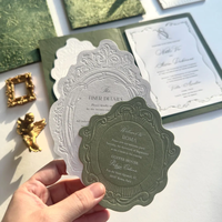 Ensemble d'invitations classiques en velours vert, avec carte d'insertion ornée à bord festonné et gaufrée, vert olive, style régale du monde ancien pour mariage