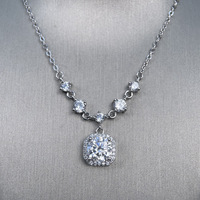 Collier tendance NOVA en argent sterling 925 avec pendentif géométrique carré en moissanite 1 carat et chaîne câble plaquée rhodium