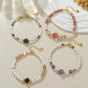 สร้อยข้อมือคริสตัลสตรอเบอร์รี่ อเมทิสต์ ไข่มุกน้ำจืดธรรมชาติสำหรับผู้หญิง ดีไซน์เฉพาะกลุ่ม สวยหรู หลายชั้น สร้อยข้อมือไข่มุก - Product Image 1
