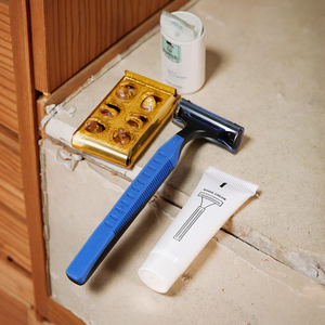 Maquinilla de afeitar ambiental con mango de goma azul de uso único para <span class=keywords><strong>hotel</strong></span> PARA USO HOTELERO - Product Image 3
