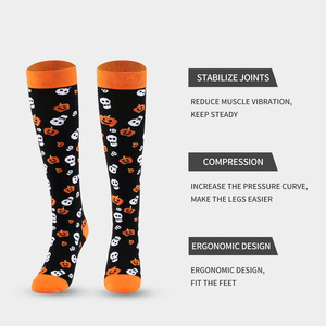 Calcetines de Compresión de Halloween para Hombre, Mujer y Jóvenes, Diseño Ergonómico, Color Naranja y Negro con Patrón de Demonio, de Nailon Zhejiang, para Correr o Uso Casual - Product Image 1