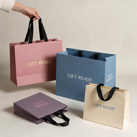 Sac en papier blanc de luxe personnalisé avec logo en feuille d'or pour le shopping, les cadeaux, les vêtements, les robes, l'emballage avec poignée