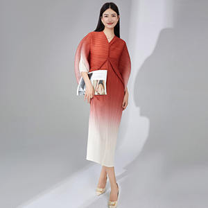 Robe plissée pour <span class=keywords><strong>femme</strong></span>, grande taille, manches chauve-souris, décontractée, ample, couleurs ombrées, style Miyake, directement de l'usine - Product Image 2