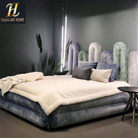 Lit moderne de luxe king à cadre en bois massif pieds en métal meubles de chambre à coucher en velours doux lit rembourré bleu doux au design minimaliste