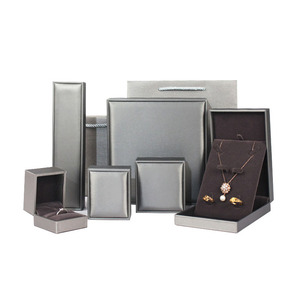 Großhandel Benutzerdefinierte Logo Weiße PU-Leder Kunststoff Verpackungsbox Wildleder Ring Halskette Armband Schmuckbox - Product Image 3