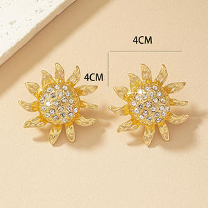 Boucles d'oreilles clous tournesol pour femme plaquées or, grandes fleurs florales martelées, entièrement en verre de cristal, tendance, élégantes et raffinées - Product Image 2