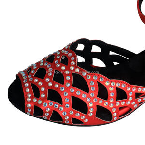 Wedopus Chaussures de <span class=keywords><strong>danse</strong></span> <span class=keywords><strong>latine</strong></span> en satin pour femme avec <span class=keywords><strong>talon</strong></span> personnalisé et semelle en caoutchouc Chaussures de <span class=keywords><strong>danse</strong></span> de salon à <span class=keywords><strong>talon</strong></span> bas Rouge avec petites perles - Product Image 4