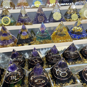 卸売 レジン ピラミッド 水晶 オルゴナイト ピラミッド 七つのチャクラ 精神の癒し インテリア装飾用 - Product Image 4