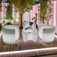 Table basse moderne lumineuse en forme de trèfle à quatre feuilles, en plastique PE, table d'appoint LED colorée pour la décoration intérieure et extérieure