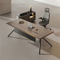 Bureau de direction moderne et minimaliste de luxe, poste de travail individuel, construction en bois, pieds chromés polis pour usage commercial