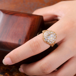 Anello a Forma di Mezza Cupola, Design Elegante per Donne - Product Image 2
