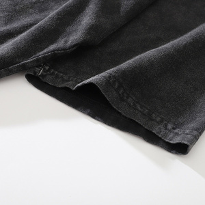 MC BUILD T-Shirt Vintage Oversize da Uomo in Nero e Grigio Effetto Stone Washed con Grafica Personalizzata - Product Image 5